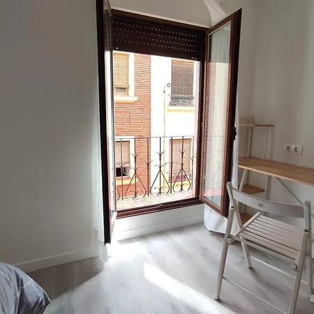 Paredes 8 Daire León